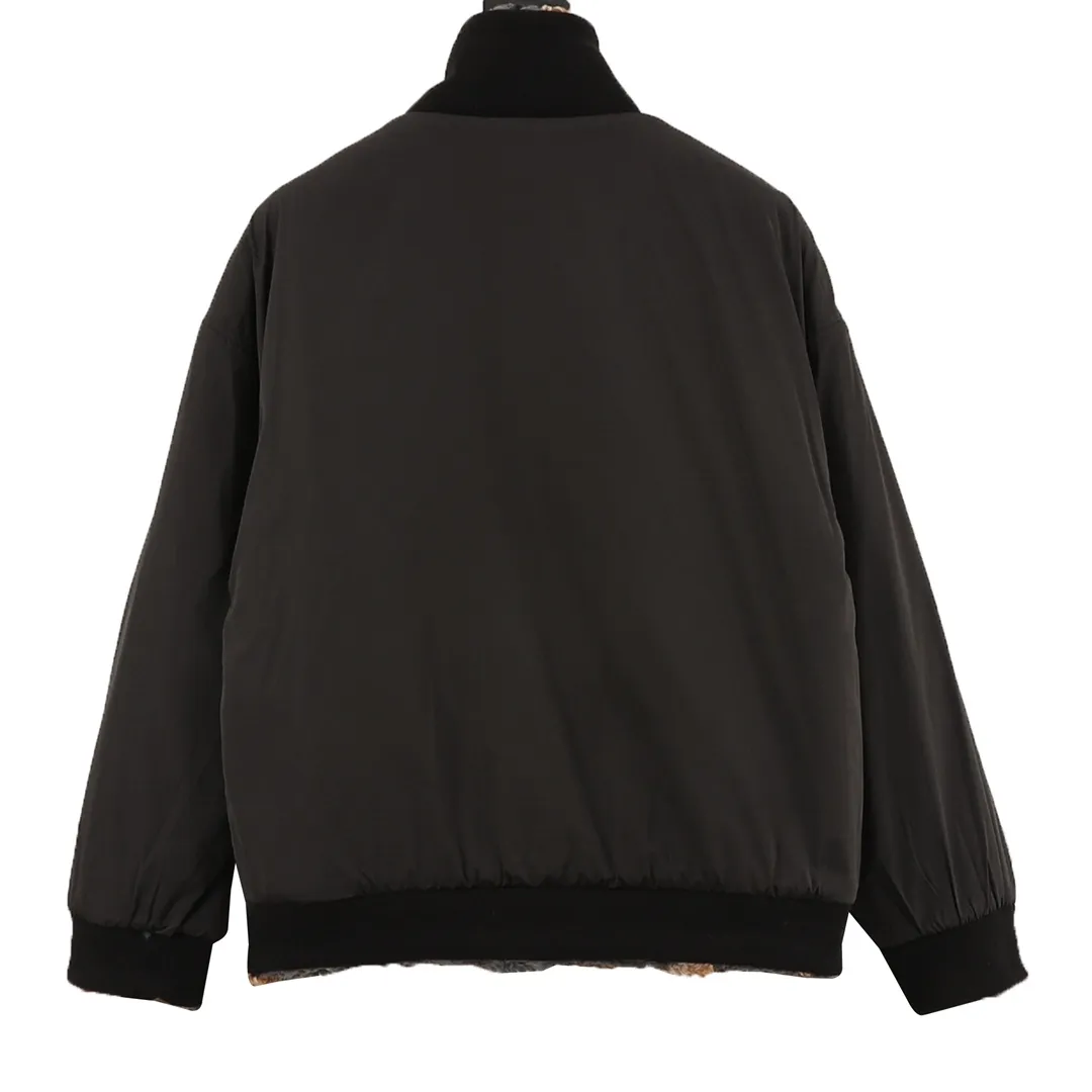 🅿️570 Louis Vuitton & Nigo floral double-sided fleece sherpa jacket. The original version was purchased for 22,200. It is made of 3D three-dimensional lamb wool. The light brown color of the custom-woven nylon fabric is ordered and dyed according to the original version. It is comfortable to wear and doubles the thermal performance. The lapel stand-up collar has a two-wear zipper design, which is easy to put on and take off to change the style at will. One side is plush, soft and fashionable, and the gray and black base is embellished with round textures in autumn and winter colors, showing a natural moss-like atmosphere, which enhances the style of the outfit. The other side is smooth and cotton-covered, which has a better effect of keeping warm and cold in autumn and winter. With the leather label pattern, it gives a relaxed feeling when wearing it on the street. Unisex Size: XS-L
